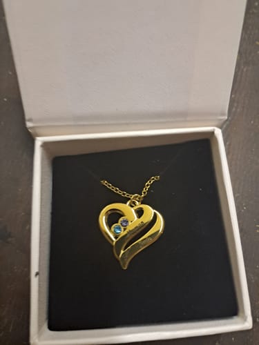 Customer photo review of Collier avec cœurs unis et pierres de naissance
