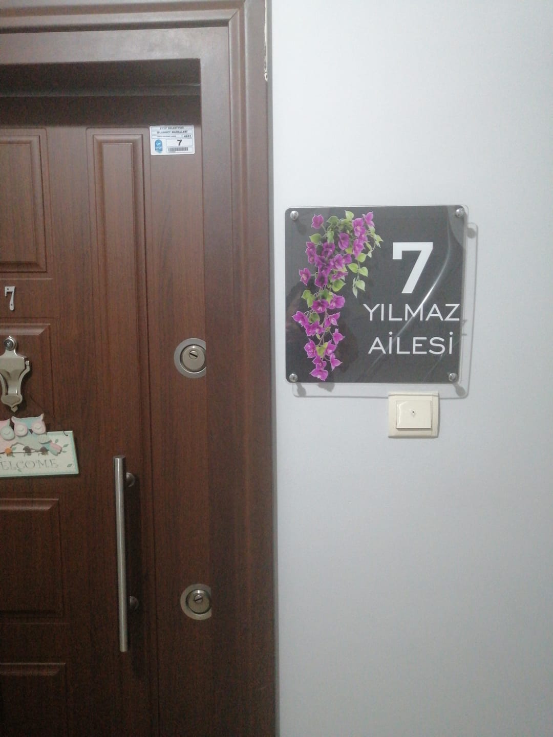 Customer photo review of Kişiye Özel Mor Sarmaşık Çiçekli Kapı İsimliği