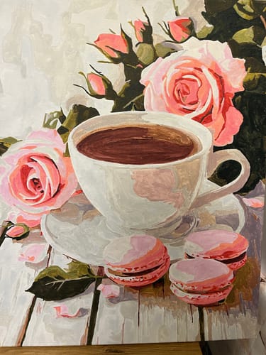 תמונת ביקורת של ערכת צביעה לפי מספרים שהושלמה, המציגה ספל קפה, מקרונים וורדים.