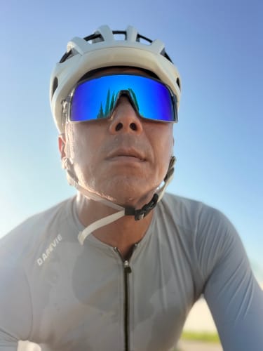 Close-up of the reviewer in the gray VIVIDNESS LS JERSEY, showing the fabric during a ride.