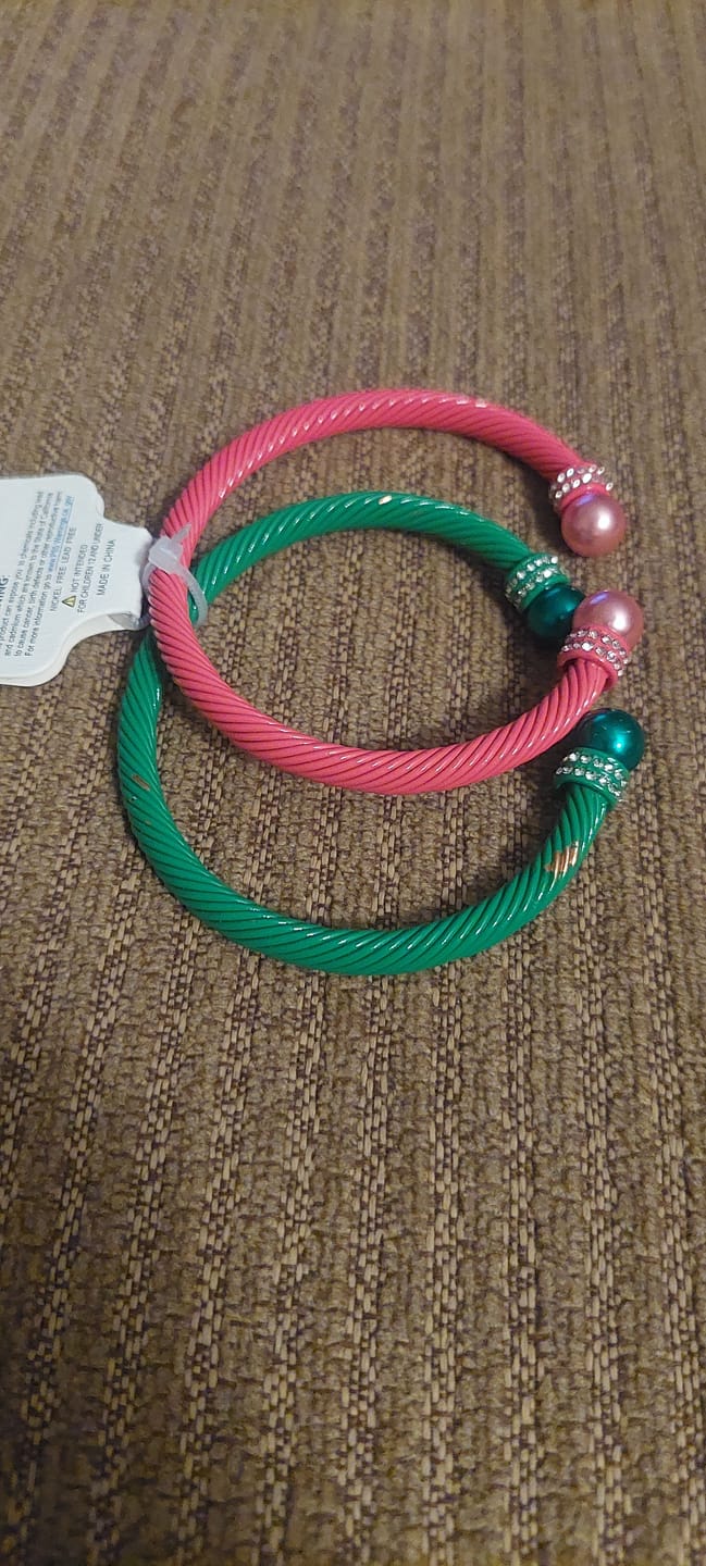 Customer photo review of 2 Pcs Pink Green Cable Bangles