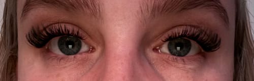 Nahaufnahme der Augen einer Kundin, die die langen, vollen Wimpern von The Cloud Maxi trägt.