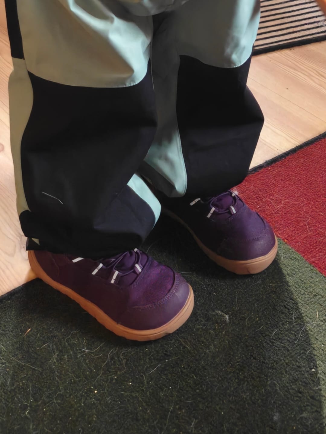Customer photo review of Vaistoa Kaste lasten vedenpitävät paljasjalkakengät