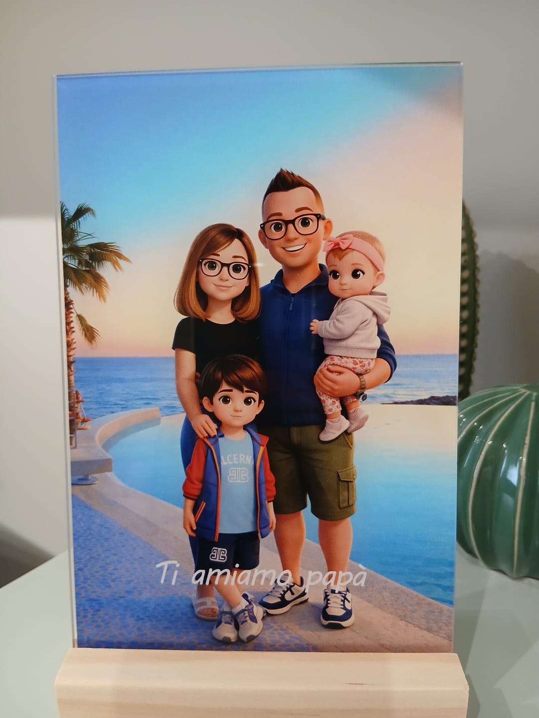 Customer photo review of Cartoon Love – Espositore in acrilico personalizzato con effetto cartoon per papà e famiglia