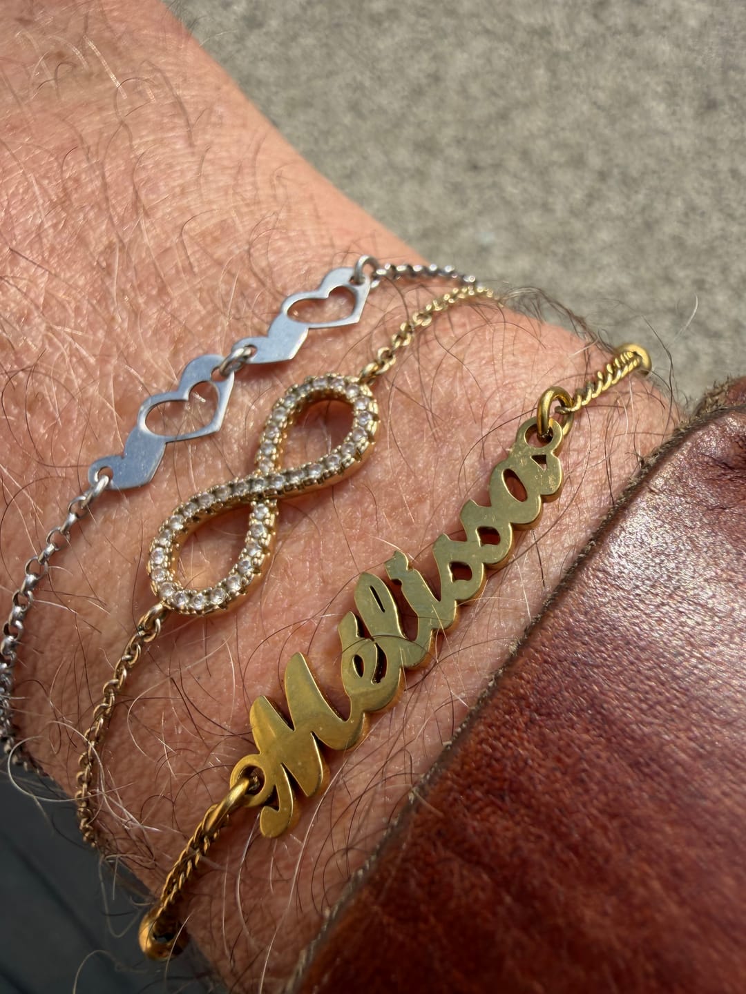 Customer photo review of Bracelet de cheville avec gravure personnalisée
