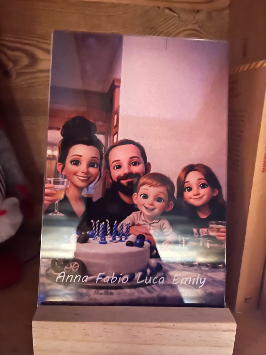 Customer photo review of Cartoon Love – Espositore in acrilico personalizzato con effetto cartoon per papà e famiglia