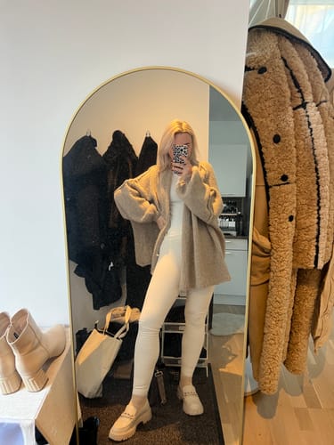 Kundin trägt den weichen, oversized Cardigan "CozyGlam" offen über einem hellen, passenden Outfit.