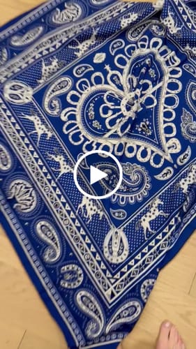 Customer video review of Hermès Cheval de Coeur Bandana Scarf Blue 140 In Cashmere And Silk