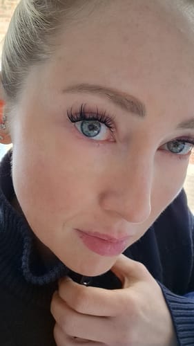 Kundin in einer Nahaufnahme, die die langen und geschwungenen THE TAURUS Wimpern trägt.