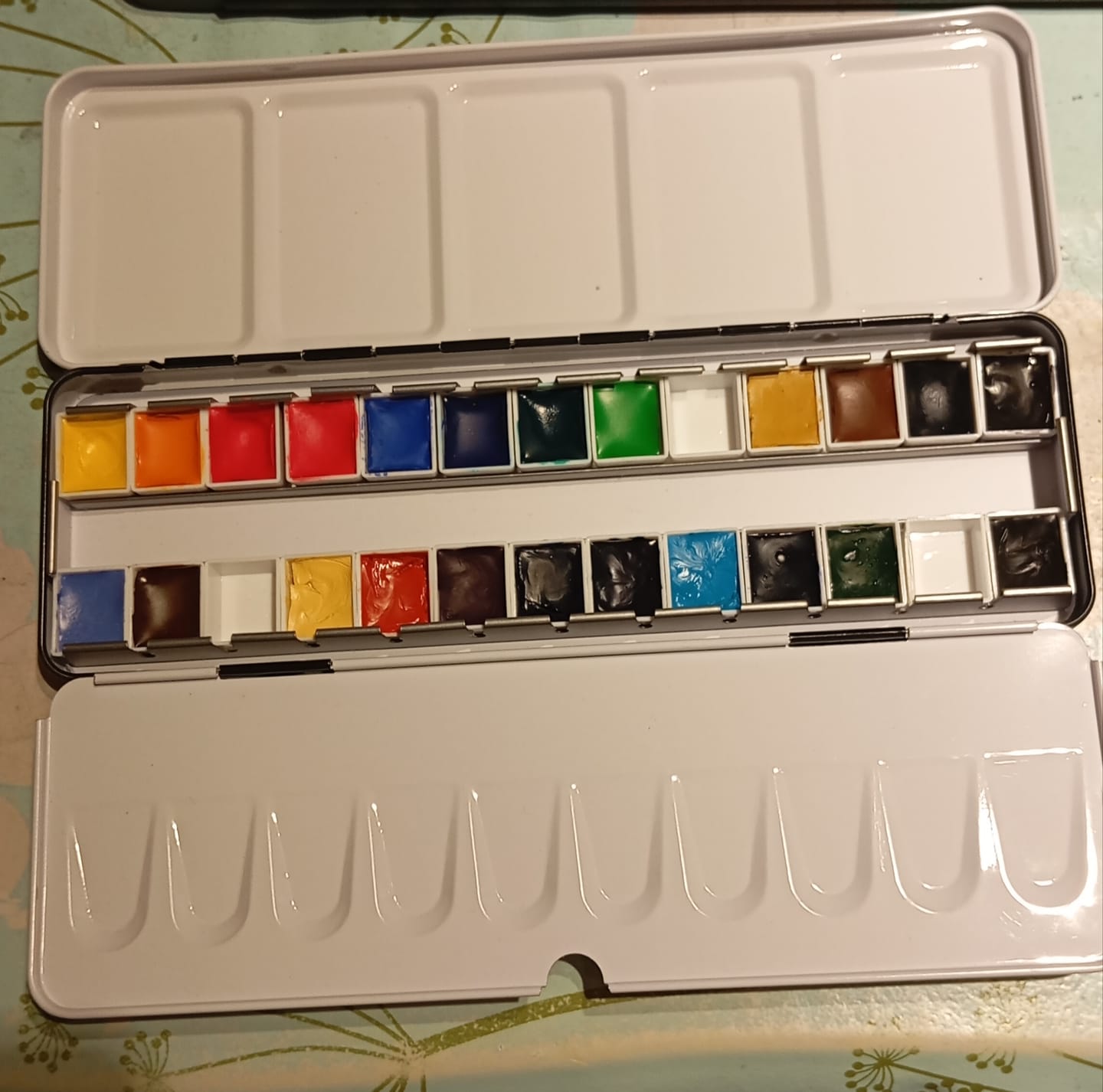 Customer photo review of Caja Vacía Metálica para Acuarelas
