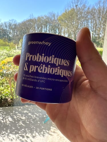 Client tenant dans sa main le pot violet de Probiotiques & Prébiotiques.