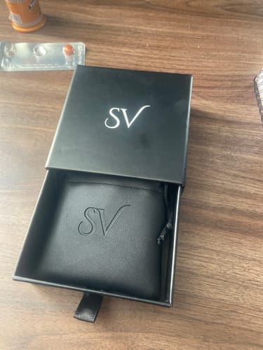 Cliente mostrando el empaque de la Pulsera Cuban 8mm, una caja negra con una funda con el logo.