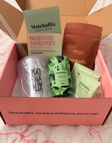 Reseña de cliente mostrando una caja rosa abierta con Té Matcha Galleta Speculoos, un bote verde y otros productos.