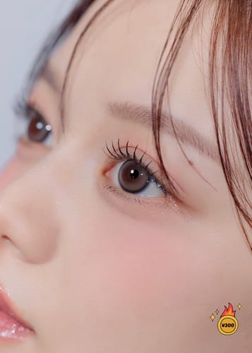 レビューアーによる「I am Kristin - グレー」を着用した目のクローズアップ。自然に大きく見える様子。