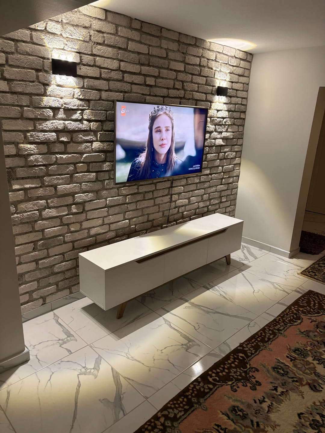 Customer photo review of Rani D1 Tv Ünitesi Modern Ayaklı Tv Sehpası 180 cm  Beyaz - Sepet Ceviz
