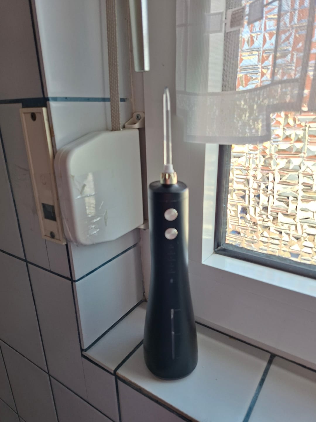 Customer photo review of Kabellose Munddusche für effektive Zahn- & Zahnfleischpflege Mit 4 Modi & 4 Aufsätzen, 300 ml Wassertank, 30–120 PSI Wasserdruck und IPX7-Wasserschutz