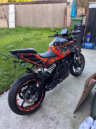 Customer photo review of KTM 125 Duke GRAPHICS - "Flake" (Black/Orange)