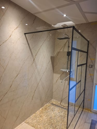 Customer photo review of Panneau Mural PVC Effet Marbre Beige – Imperméable Salle De Bain et Douche