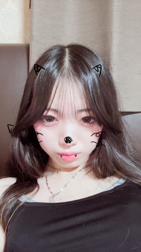 レビューアーが「Secretive Kristin - グレー」を着用した写真。水光のような輝きでナチュラルな瞳に見えます。