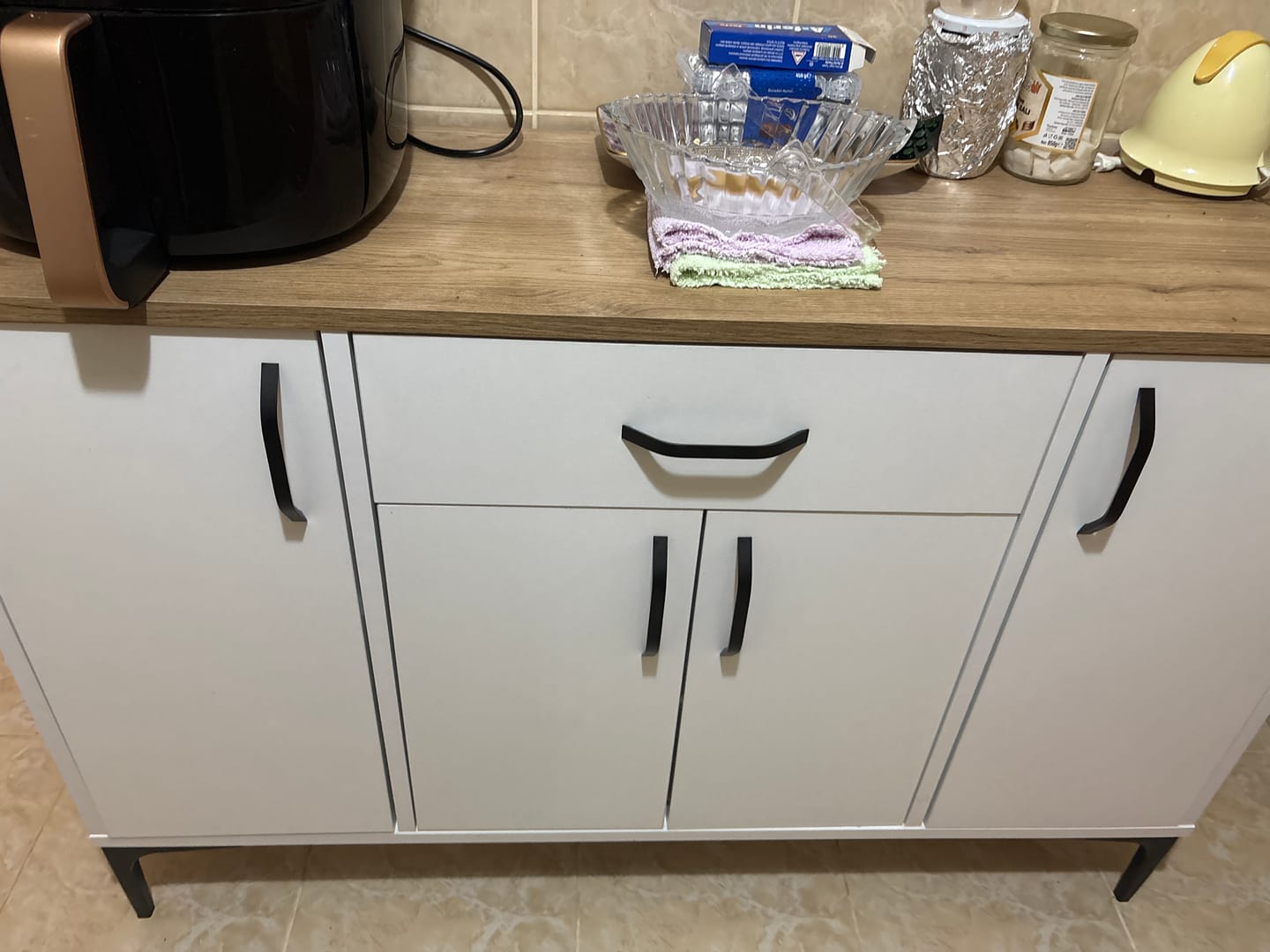 Customer photo review of Rani JE136 Kahve Köşesi Çok Amaçlı Dolap 4 Kapaklı 1 Çekmeceli Kiler Mutfak Dolabı Beyaz - Sepet Ceviz