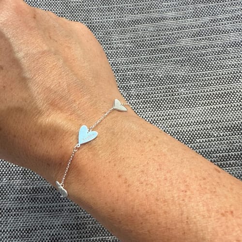 Customer photo review of Pulsera personalizada con corazón grabado