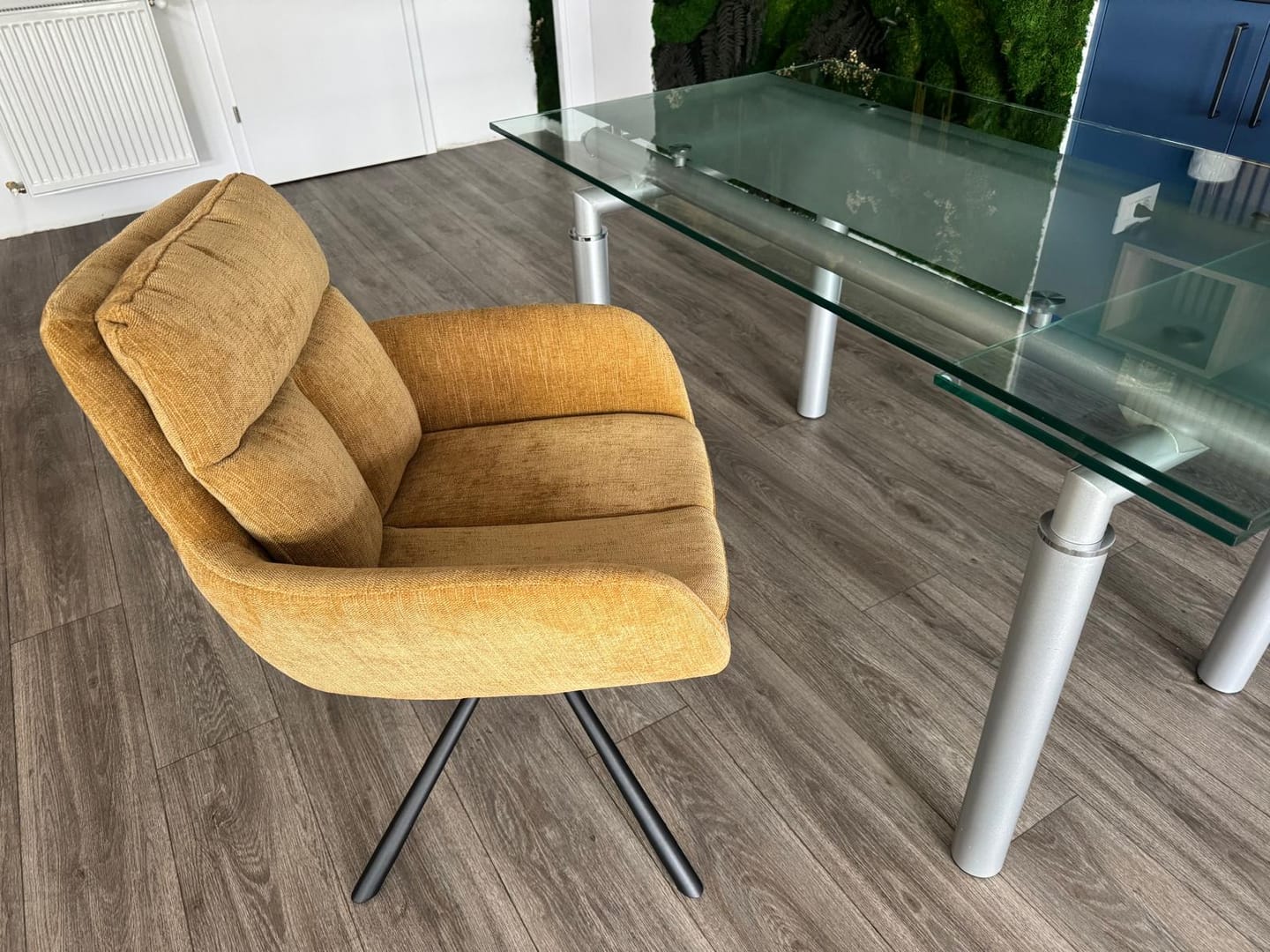 Customer photo review of Scaun pentru living rotativ K495, galben/negru, stofa clasica/metal, 60x65x87 cm