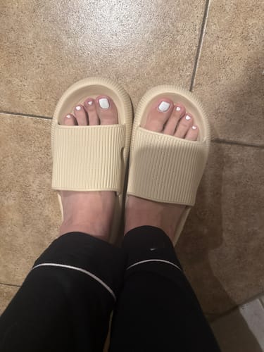 Customer photo review of HappyFlops