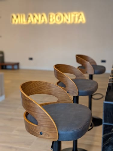 Customer photo review of VICTORIA - Lot de 2 tabourets de bar en bois et suèdine noir