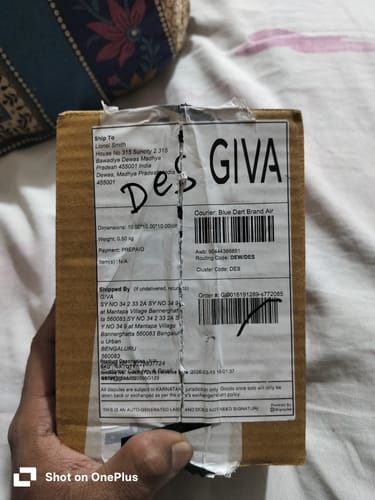 Customer holding the GIVA shipping box for the Silver Rhomb Couple Band.