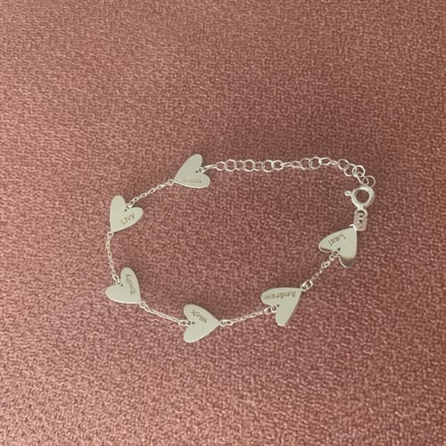 Customer photo review of Pulsera personalizada con corazón grabado