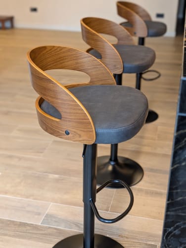 Customer photo review of VICTORIA - Lot de 2 tabourets de bar en bois et suèdine noir
