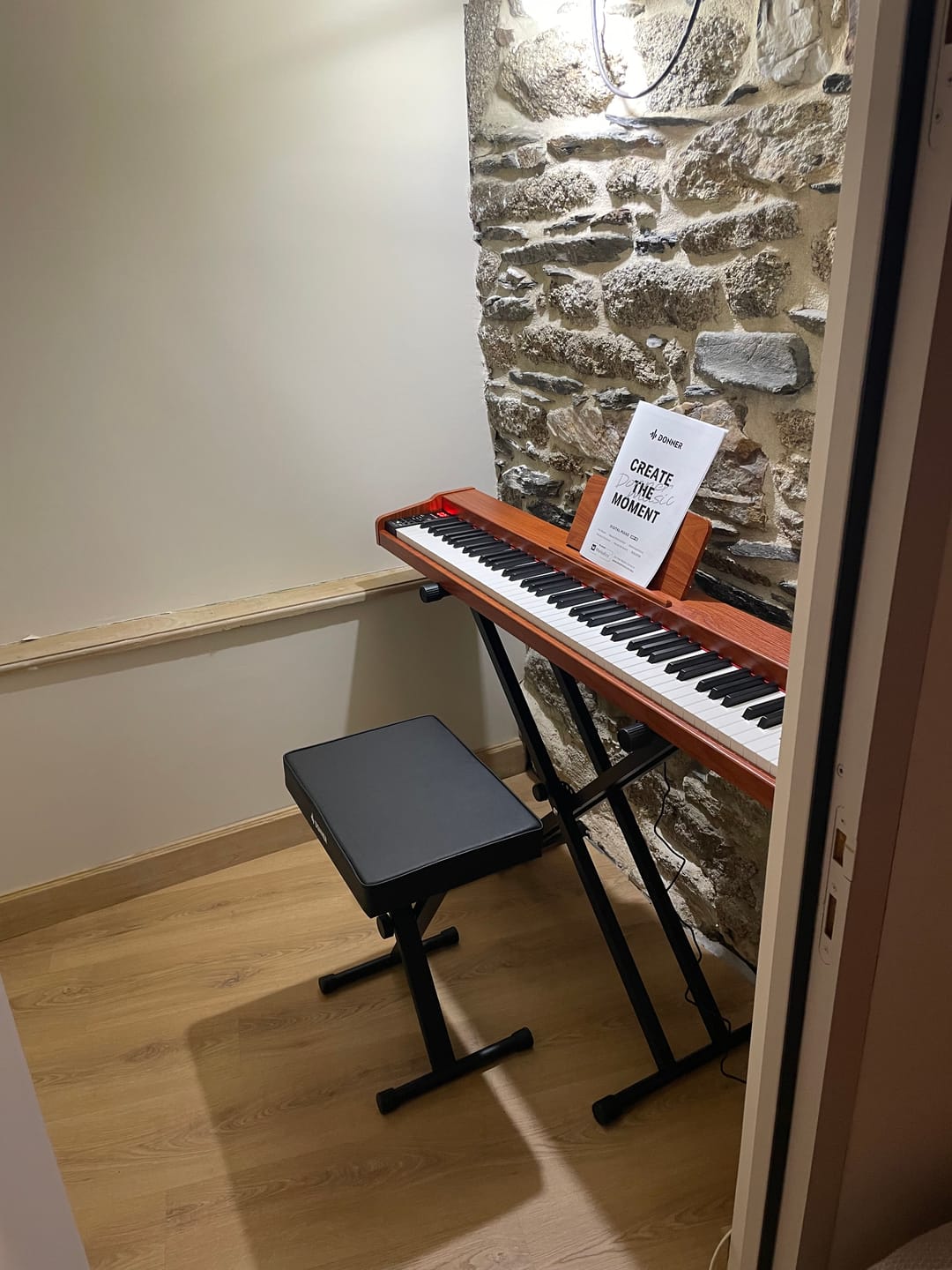 Customer photo review of Donner DEP-1S Semi-Lesté De Style Bois Piano Numérique