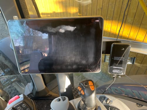 Customer photo review of NEU! Gadgetme Wireless Handyhalterung für  Case, New Holland, Steyr (AFS 700 Plus u. IntelliView 12 )