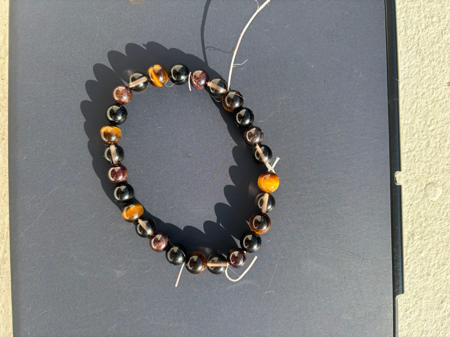 Customer photo review of Bracelet "Réussite & Protection" en Oeil de Tigre, Grenat, Tourmaline & Quartz Fumé