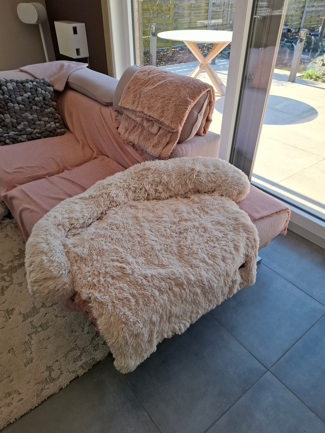 Customer photo review of Pet Perfect Fluffy Bankbeschermer