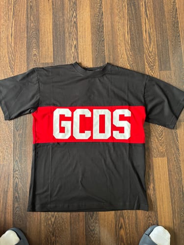 Recensione con foto di un cliente su T-shirt con fascia logo GCDS