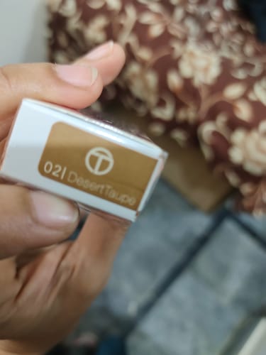 Customer photo review of O.TWO.O HONEY WHISPER VELVET MATTE LIP GLAZE