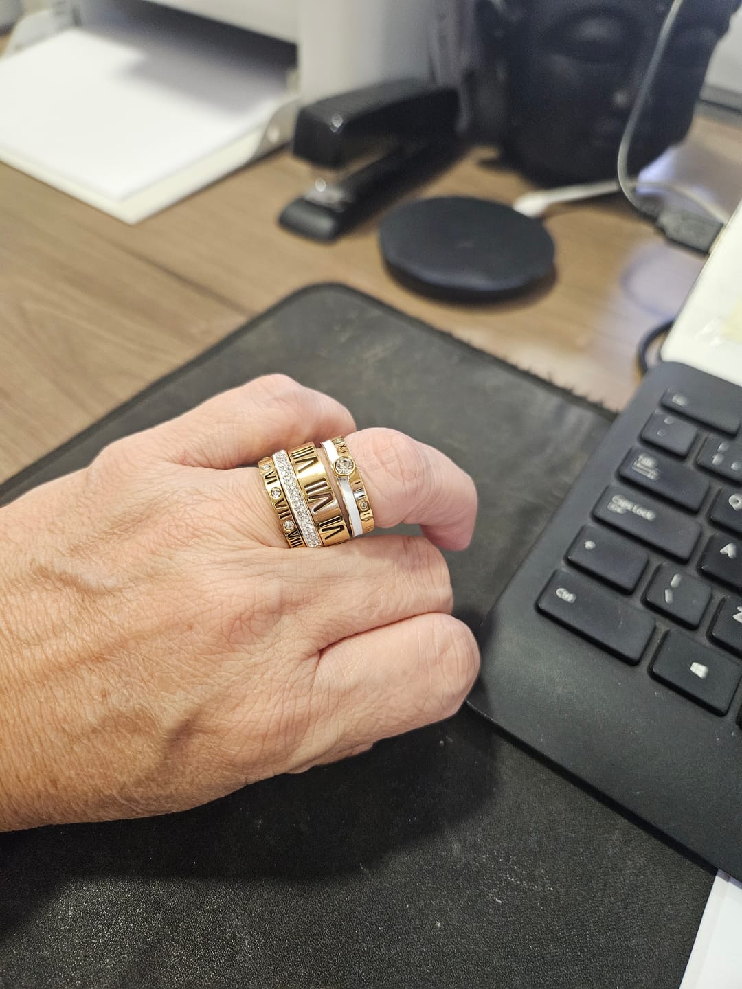 Customer photo review of Anel Rainha Pedra Cristal Banhado em Ouro 18k