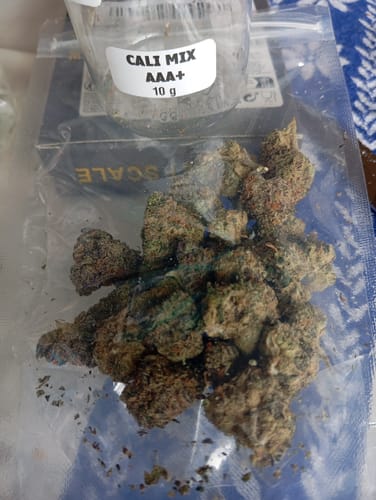 Customer's CALI MIX AAA+ buds in a clear plastic bag next to a labeled 10g jar.