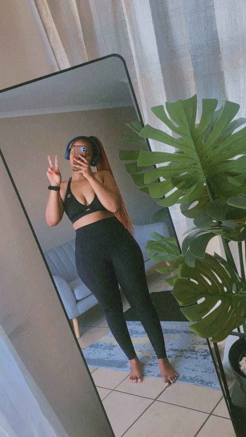 Customer photo review of Black Workout Sets 2 Piece Twist Exercise Gym Yoga Outfit