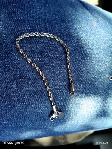 Cliente muestra su Pulsera Rope 3mm plateada, desabrochada sobre una tela de jean.