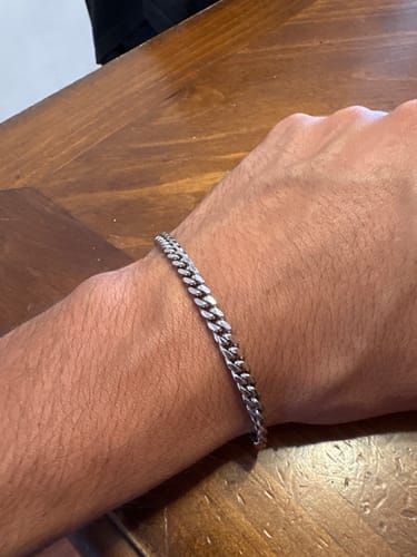 Primer plano de la Pulsera Miami Cuban 5mm de un cliente en su muñeca.