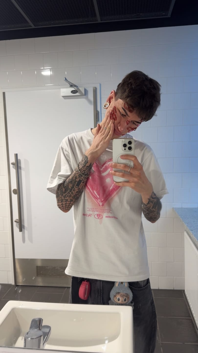 Customer photo review of Aelfric Eden Love Balloon Graphic Tee