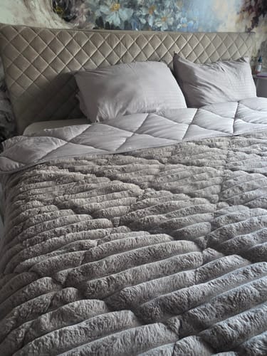 Customer photo review of Hotel Stripe Satin Taupe/Grau Kissenbezüge 60x70cm 2er-Pack