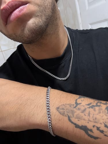 Cliente usando la Cadena Miami Cuban 5mm y una pulsera a juego sobre una camiseta negra.