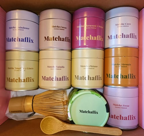 Caja de un cliente con el Vaso Oficial de Matchaflix, varias latas de té y utensilios de bambú.