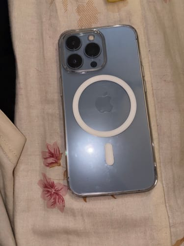 Reviewer's Anti Yellow Magsafe Transparent Clear Case on a blue iPhone 13 Pro, showing the white MagSafe ring.