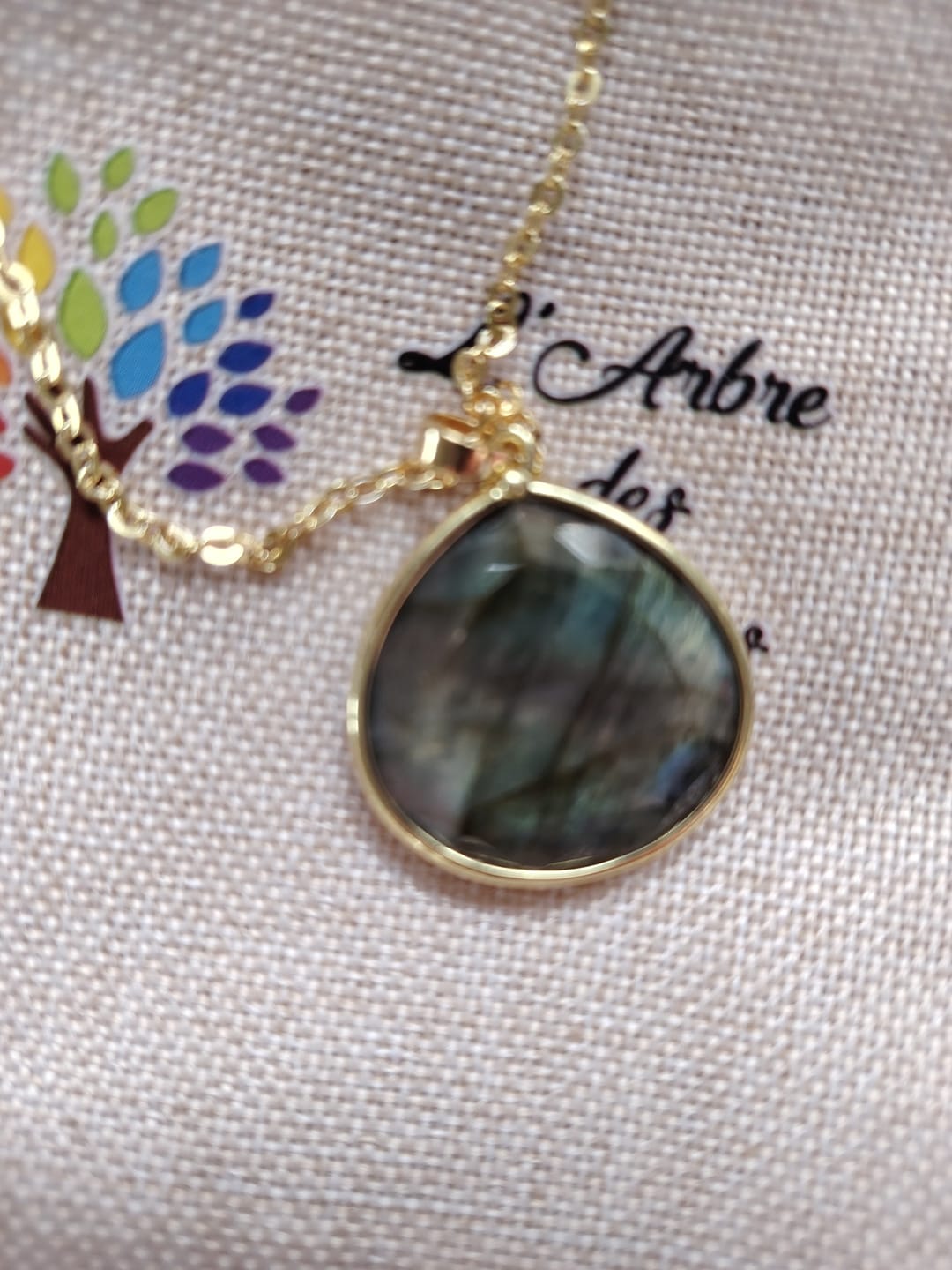 Customer photo review of Pendentif Protection Élégant en Labradorite
