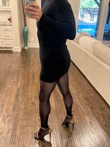 Reviewer standing, showing a side view of the sleek black PLAY Seamless Tights.