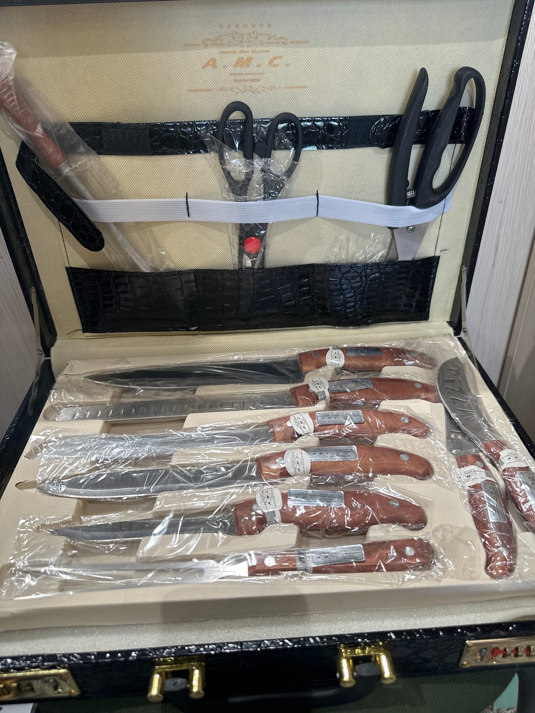 Customer photo review of AMC Set di posate ed accessori per 12 persone realizzati in acciaio inox 18/10 lucido con manici decorati con una trama greca in stile luxury
